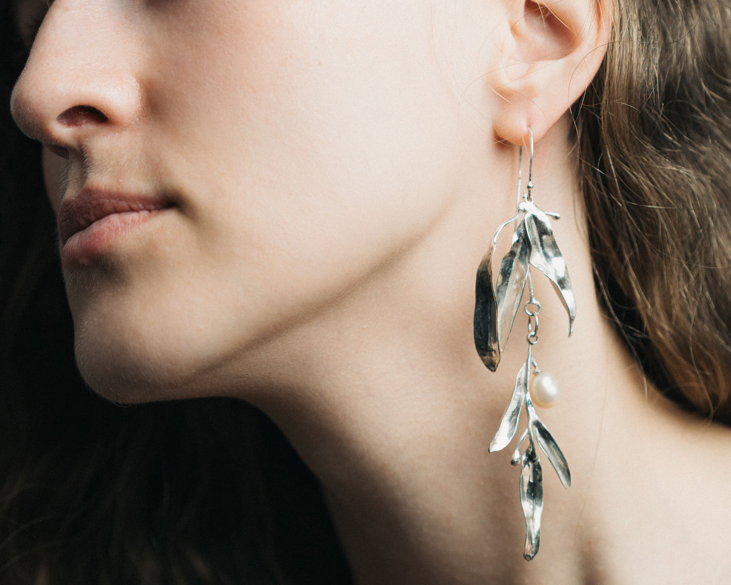 Aretes Olive Branch de Perla Plateada