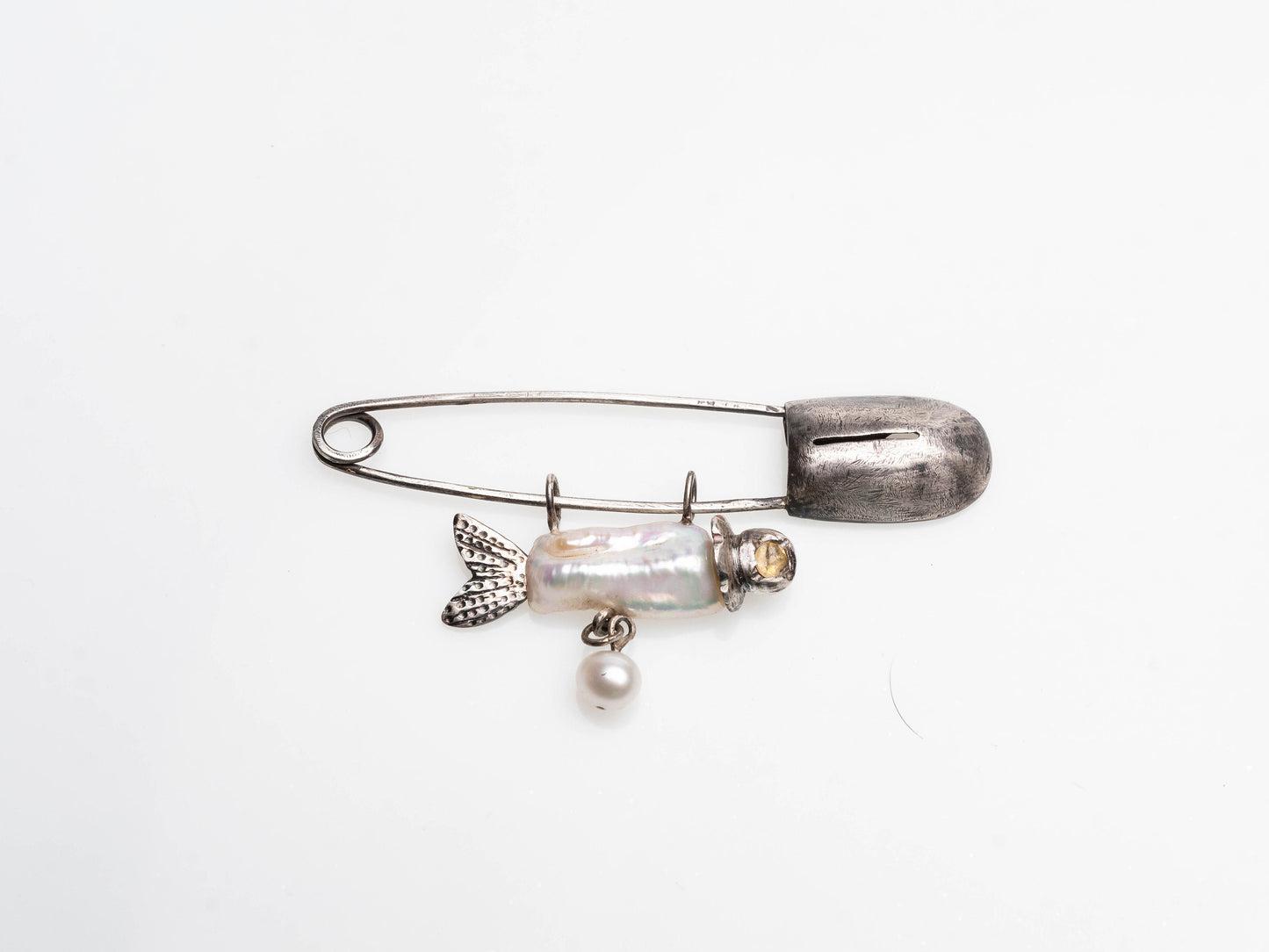 Broche con colgante de sirena, elaborado a mano en plata de ley oxidada