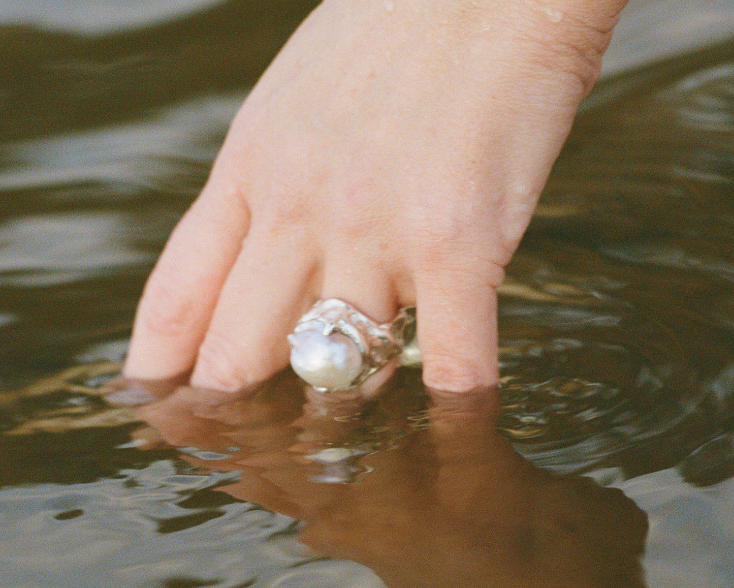 Anillo amorfo con perla barroca gris