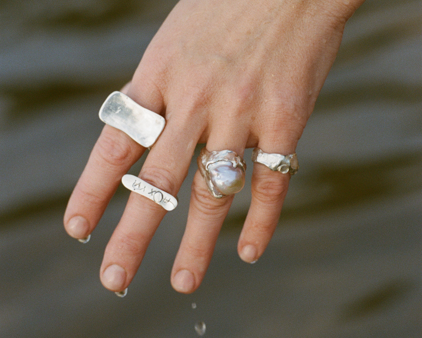 Anillo amorfo con perla barroca gris