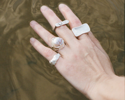 Anillo amorfo con perla barroca gris