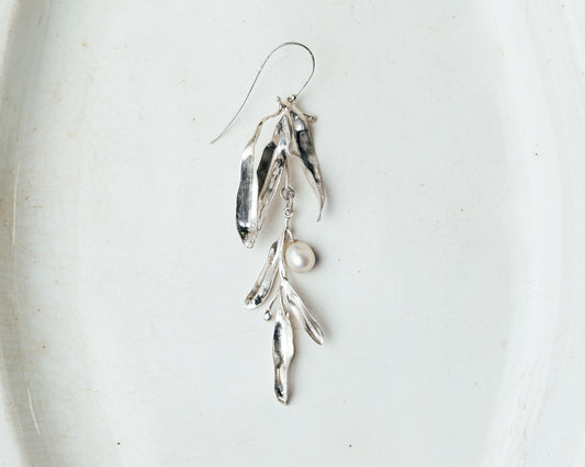 Aretes Olive Branch de Perla Plateada