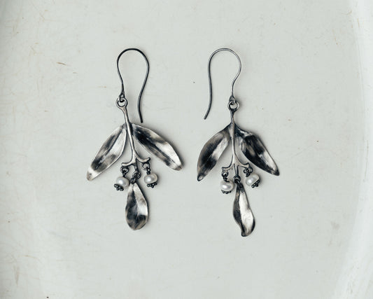 Hojas Susurrantes: Aretes de Plata Esterlina y Perla