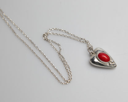 Colgante de Corazón de Plata de Inspiración Antigua con Coral Rojo