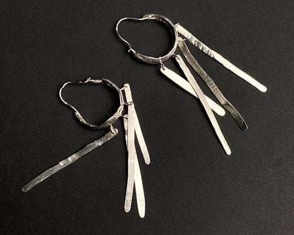 Aretes colgantes de plata texturizada atemporales