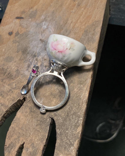 ANILLO DE LA FIESTA DEL TÉ LOCO