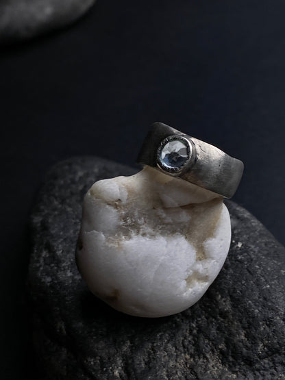 Anillo de topacio azul cielo