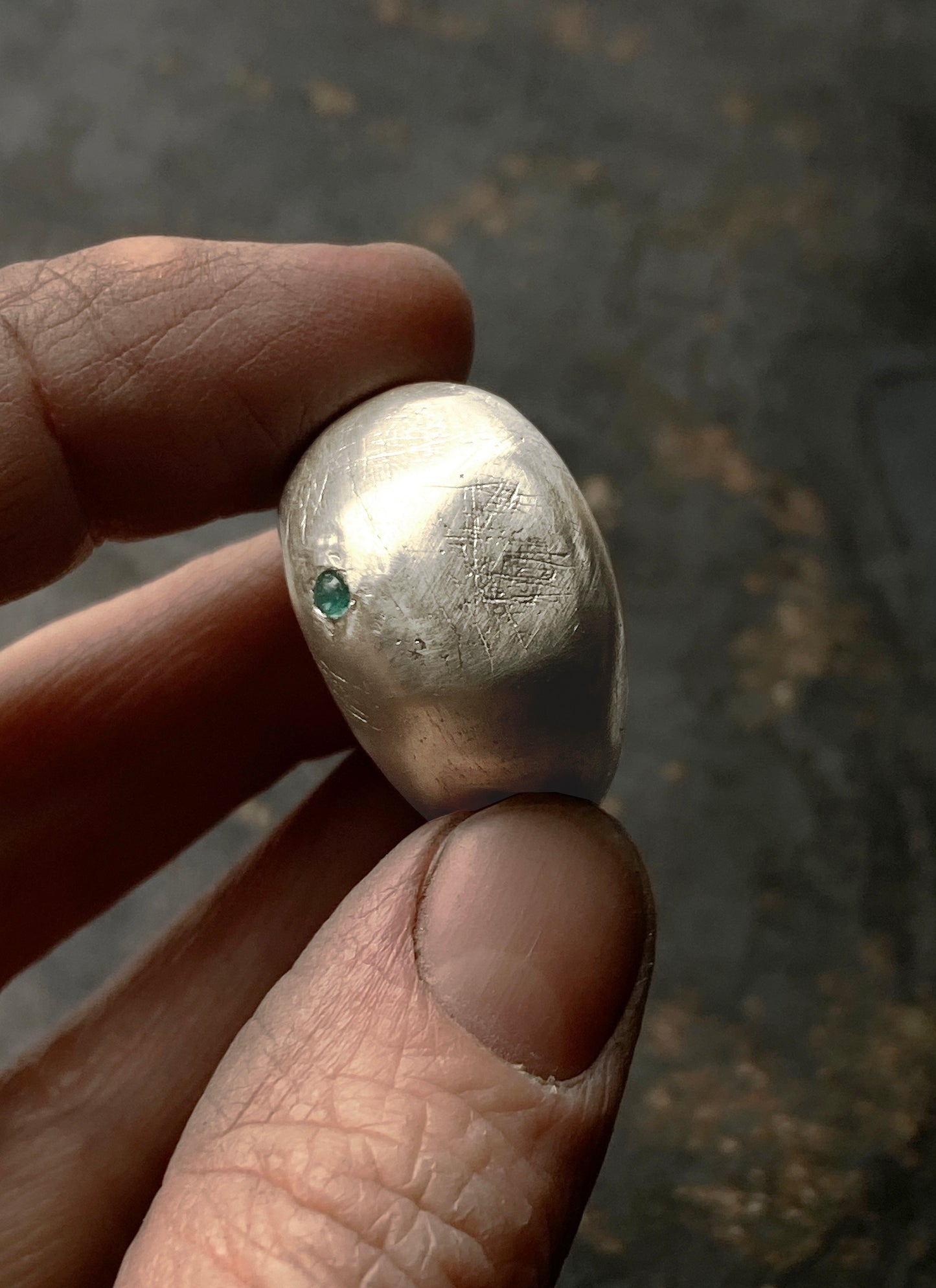 Anillo de ballena con esmeralda