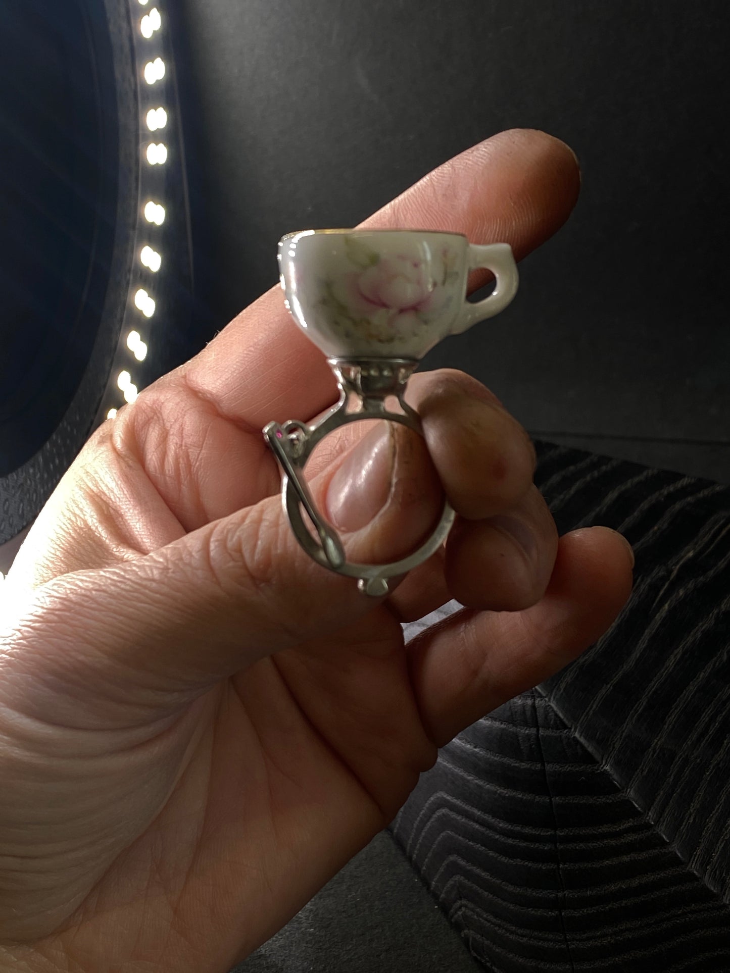 ANILLO DE LA FIESTA DEL TÉ LOCO