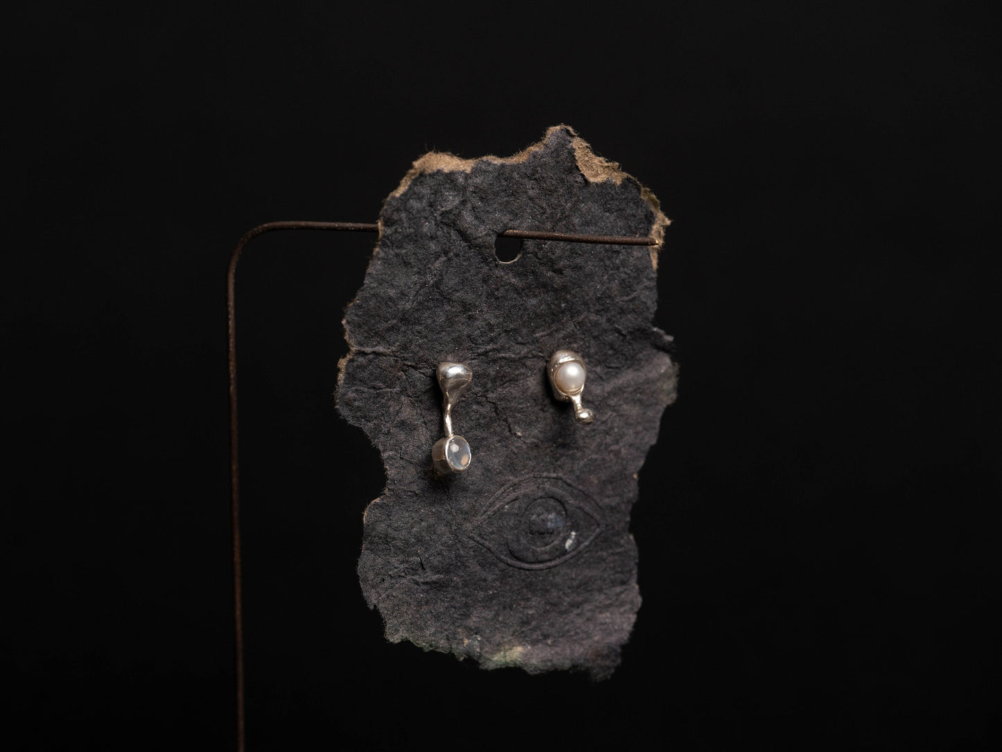 Aretes de plata con piedra de luna en cabujón, hechos a mano