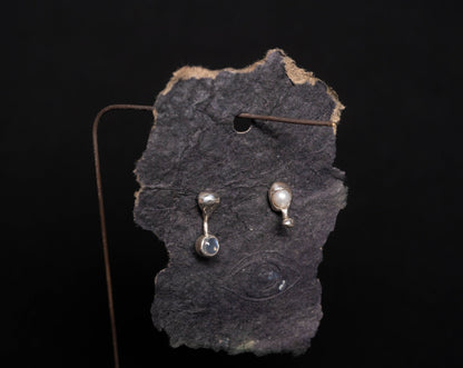 Aretes de plata con piedra de luna en cabujón, hechos a mano